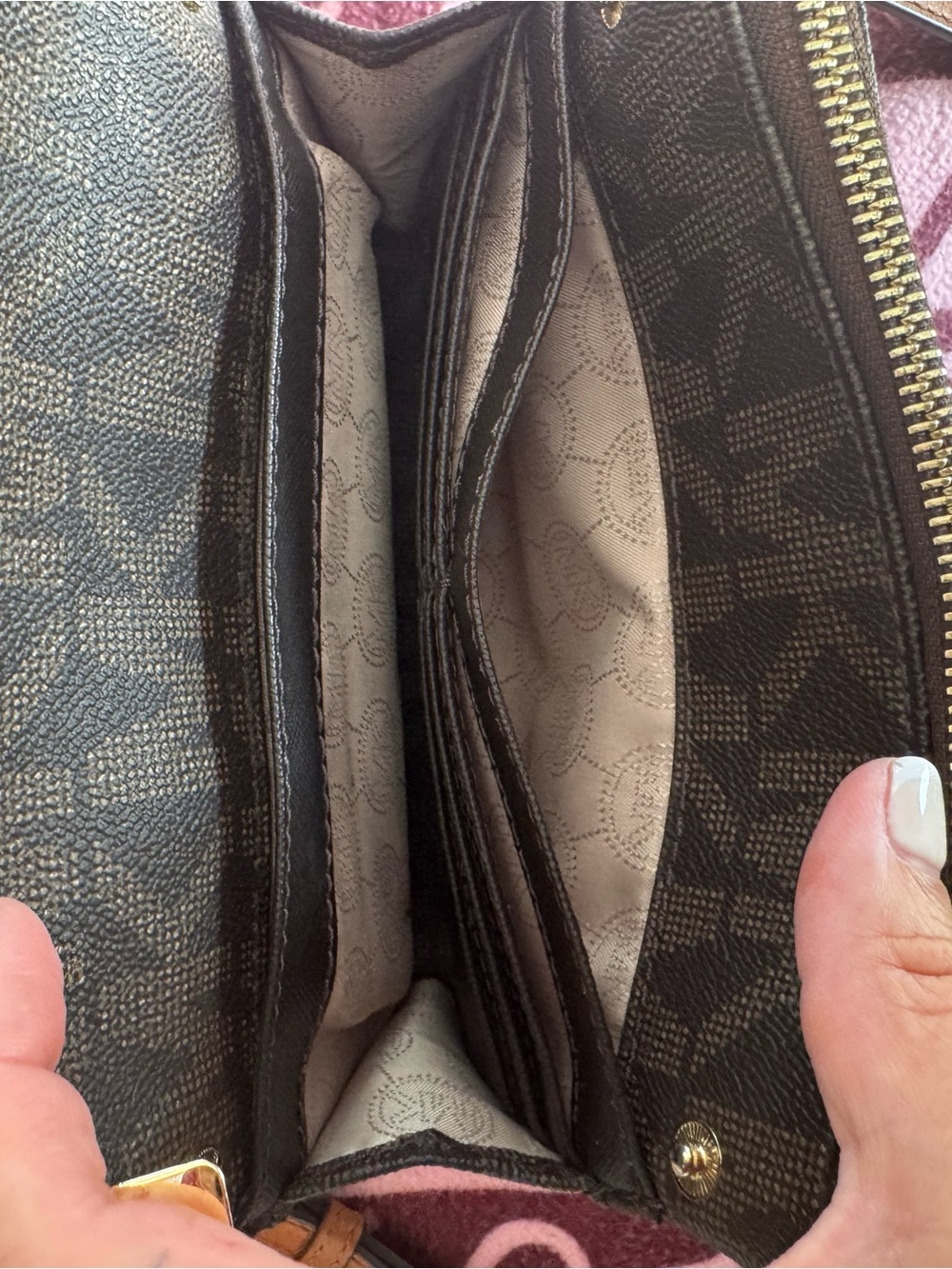 Michael Kors Fulton
Crossbody Bag Brown
Monogram Adjustable Strap
Flap Classic - Picture 11 of 15